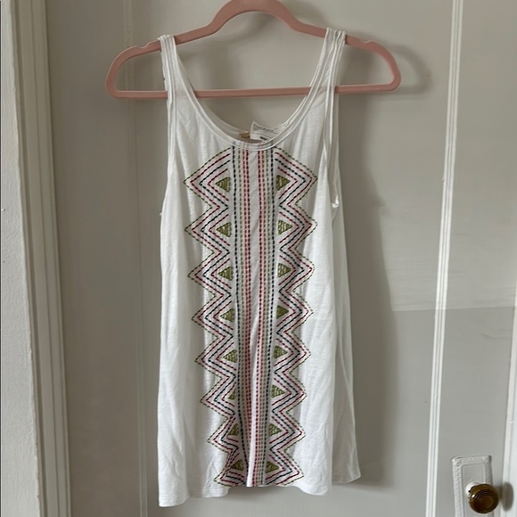 sundance boutique Tops - White Tank Top with Geometric Pattern